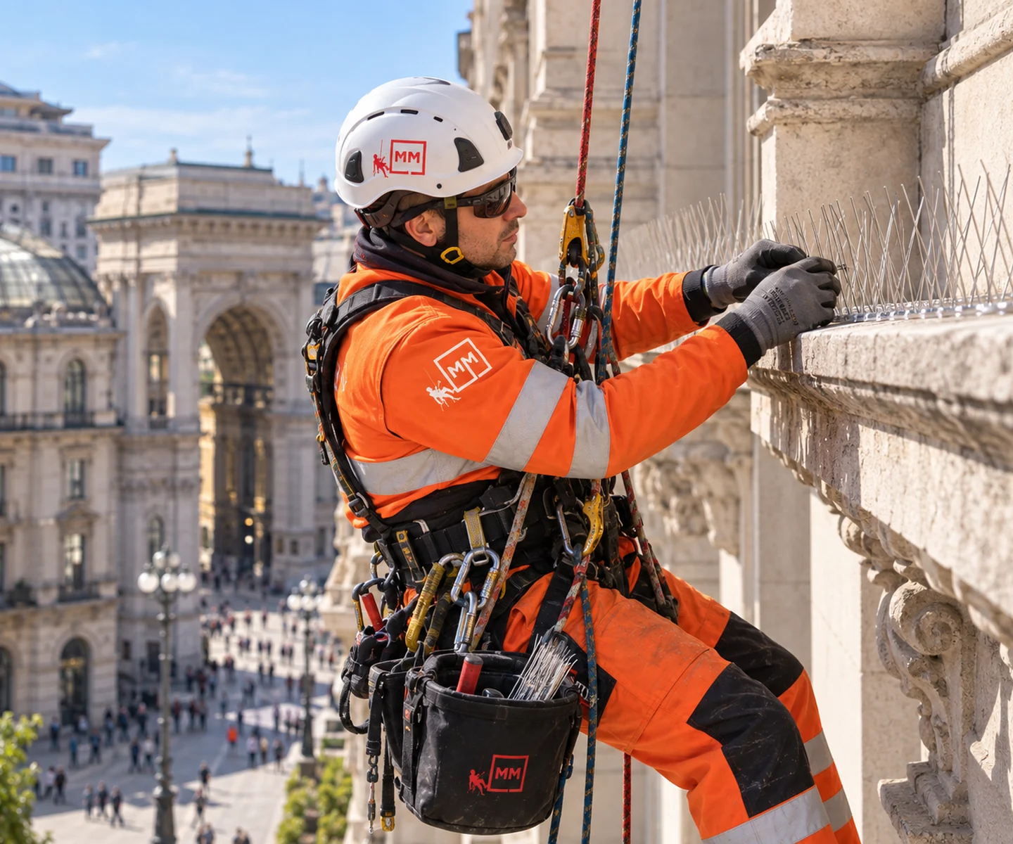 Operatore MM Solutions in fune durante l’installazione di dissuasori antivolatili su un cornicione storico