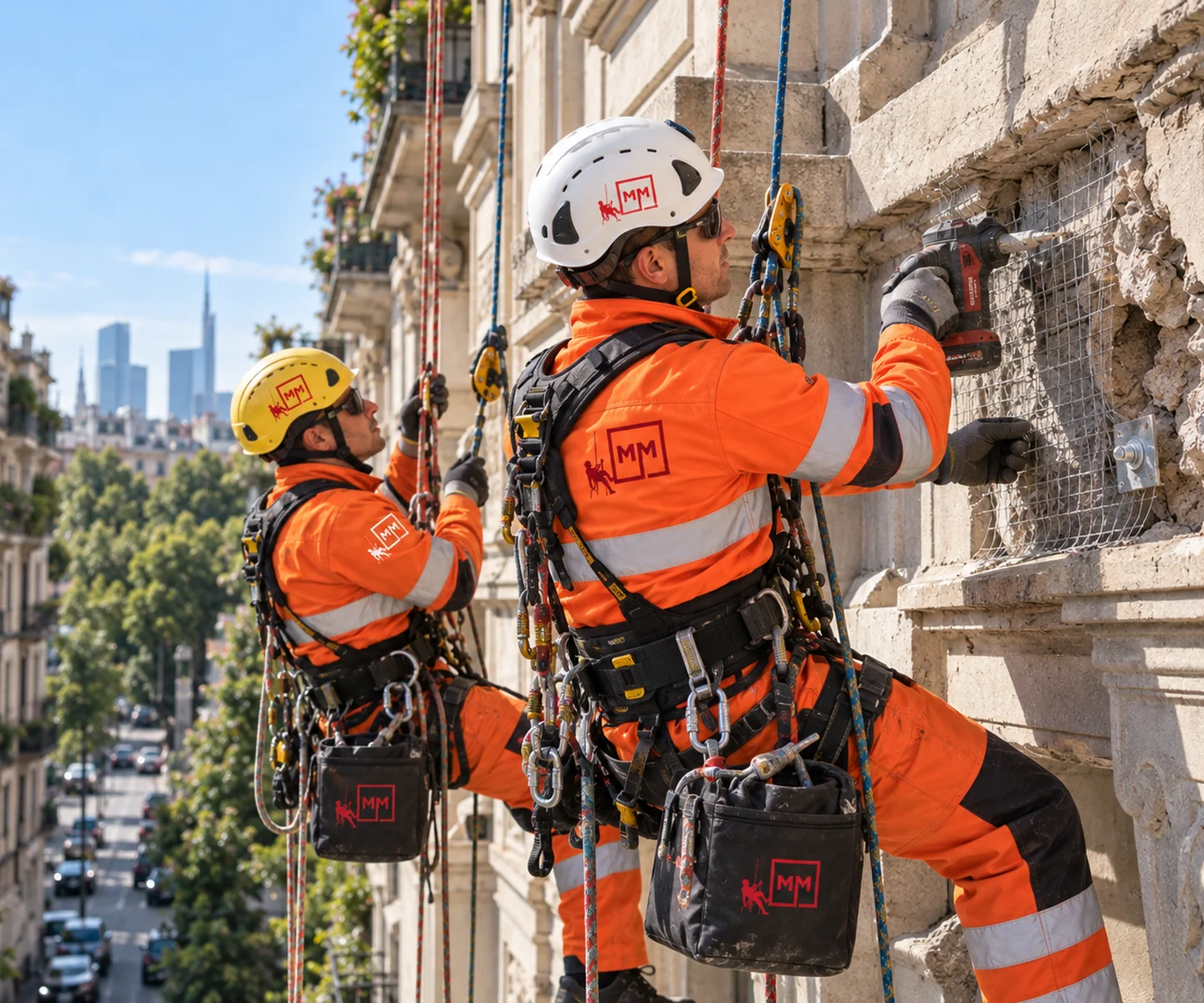 Operatori MM Solutions in fune durante la messa in sicurezza di una facciata ammalorata